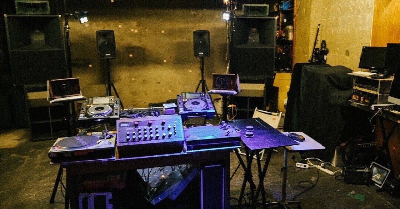作品レビュー 国内各地のライブハウスやクラブ レコ屋などアンダーグラウンドなヴェニューと 所縁ある世界のアーティストのプレイが楽しめる映像 シリーズ In Depth Zaiko