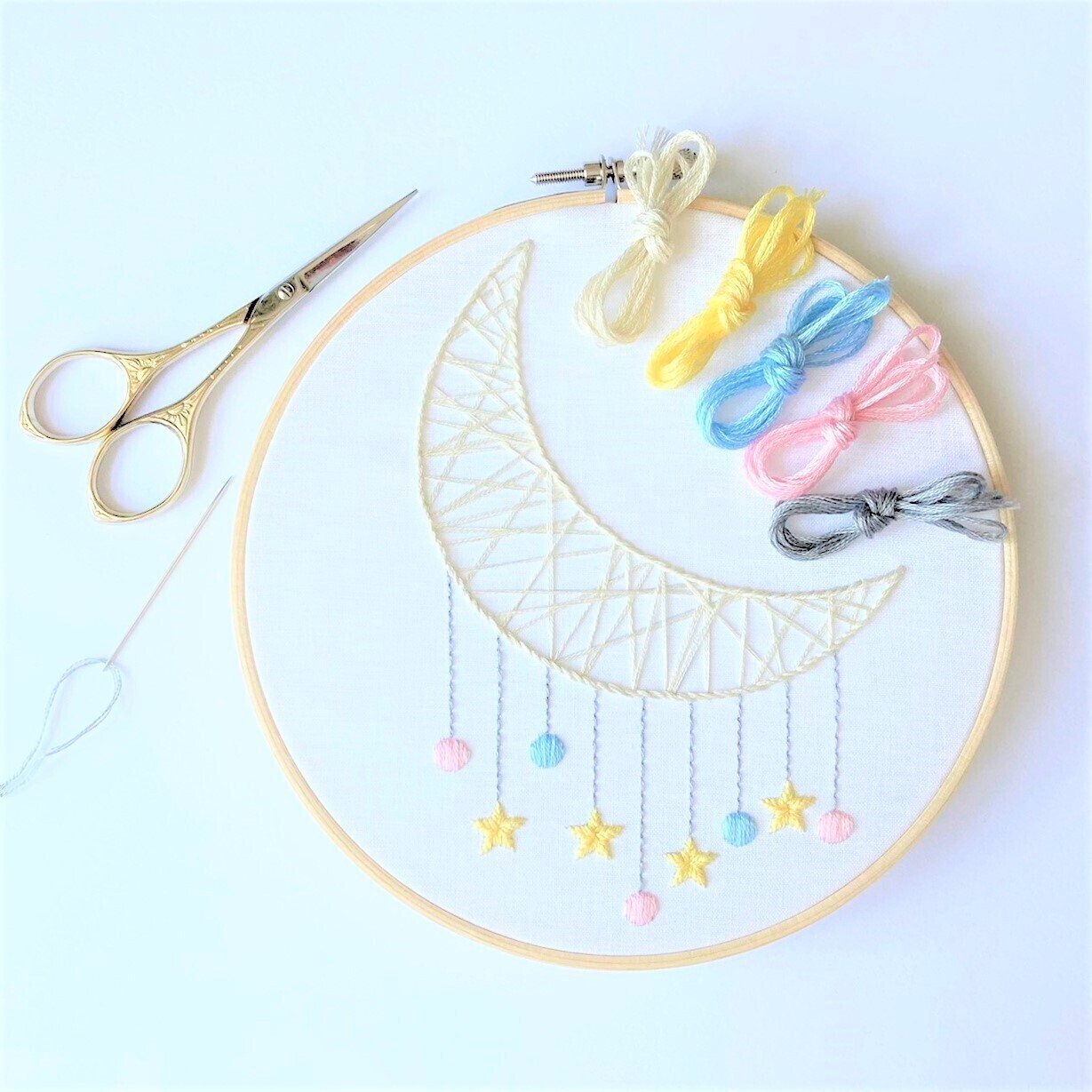 オリーブの枝とイニシャル[サテンXシルバー]くるみボタン刺繍