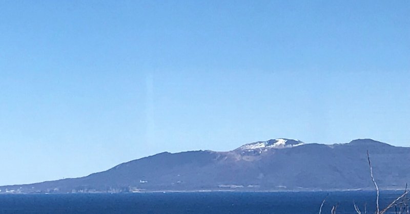 220225-暮らし文化-三原山の山頂に積もる雪が溶ける頃 春の足音を待つ