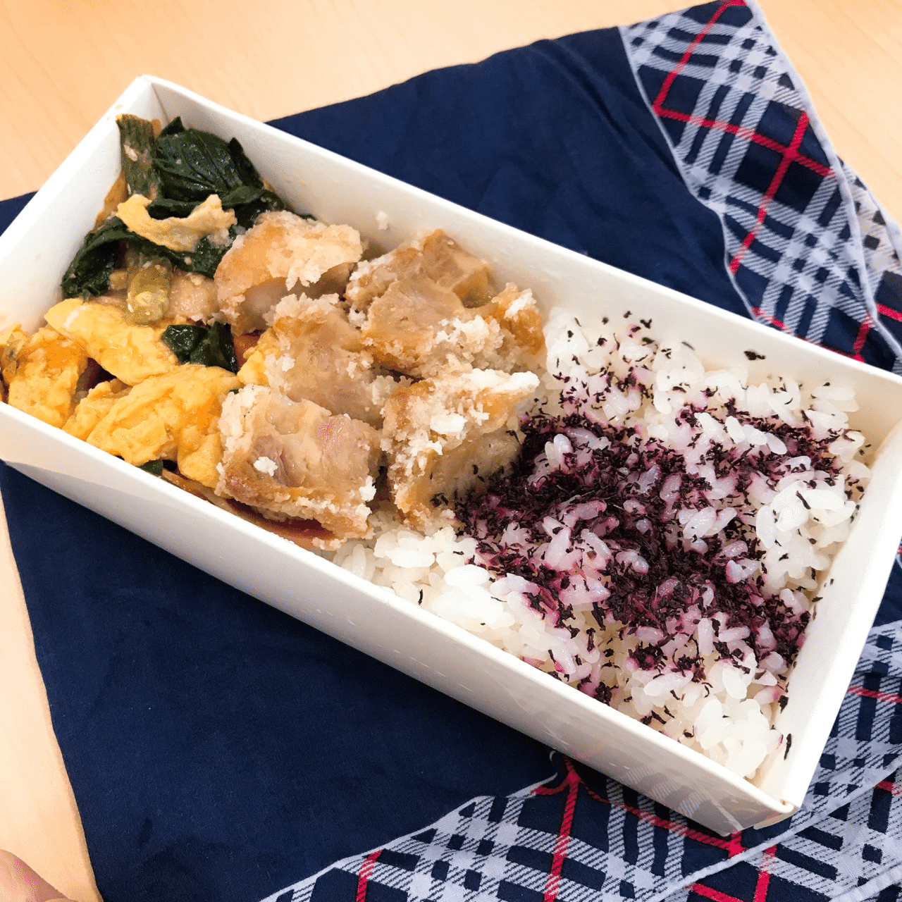 3月2日 水 の職場弁当 ほうれん草 トマト 卵 ベーコン の中華炒め 冷食の竜田揚げ ごはん ゆかり 野菜が足りないけど 買い弁よりマシということで 真田信子 Note