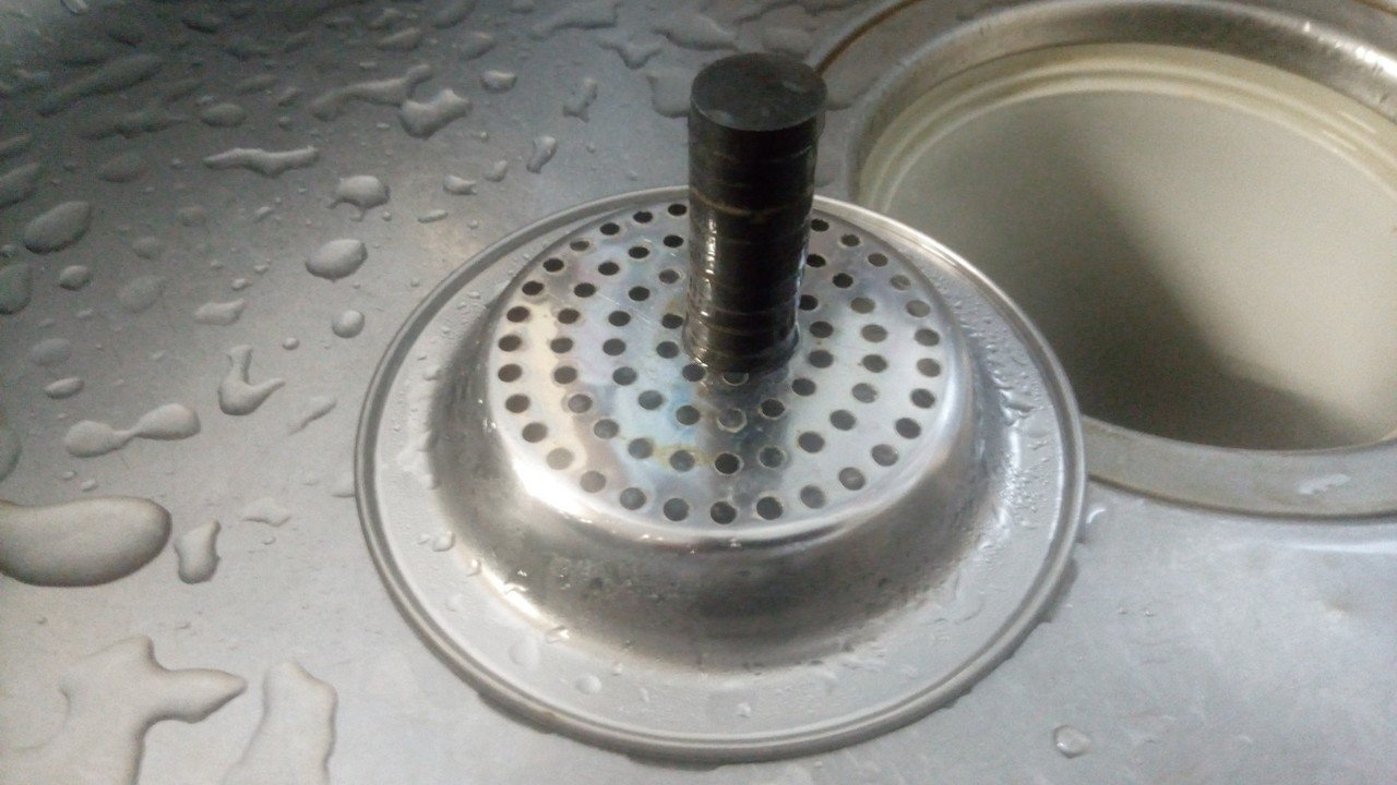 キッチンシンクの蓋と水切りはムダ 浅型のゴミ受け 磁石ですっきり清潔 高木龍平 Note