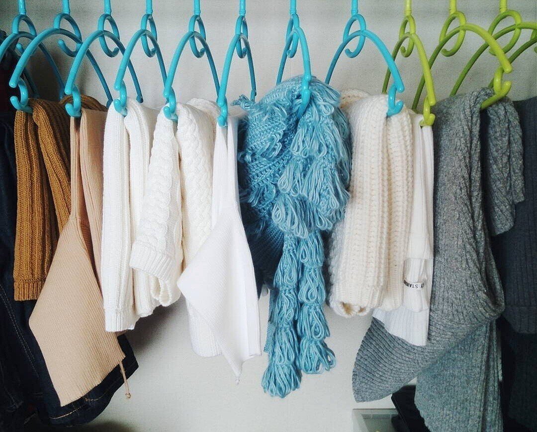 ニットをハンガーにかけていた時の写真 ニットを横半分に折ってハンガーにかける 最後に袖を乗せる ニットワンピースもカーディガンも同じ 真ん中に折り目がつくけど 肩も出ないし型崩れはしにくいよ Myu Note