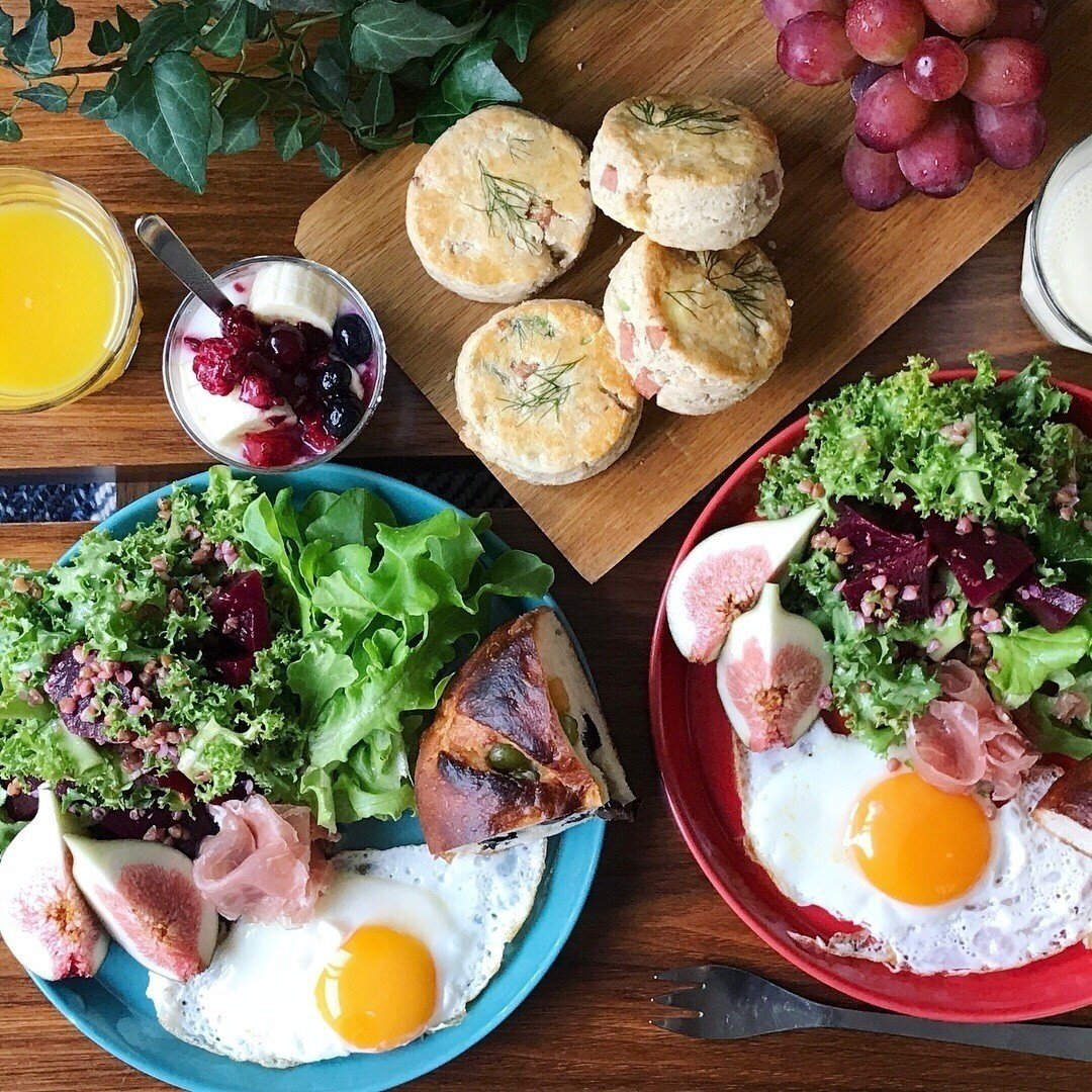 ビーツのサラダと自家製スコーン・サレ｜みずのさちこ