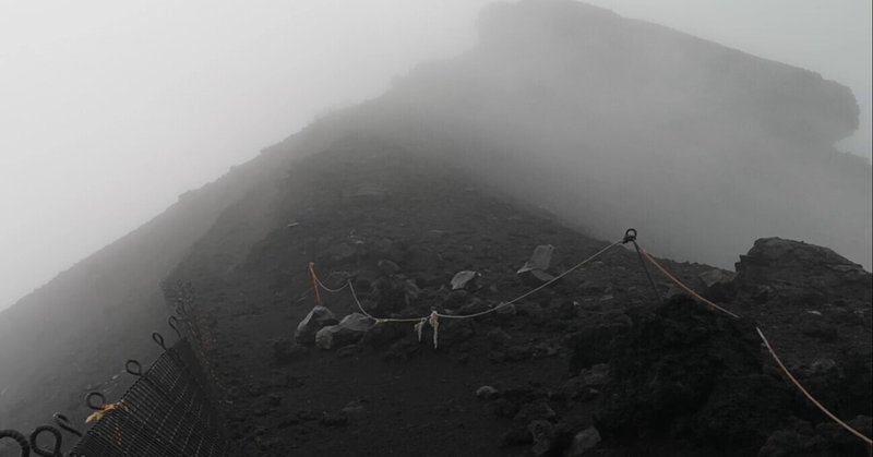 【雲の中の富士山を登った時の話・２日目⑥】火口から雲が生まれて噴き出す神秘的な光景