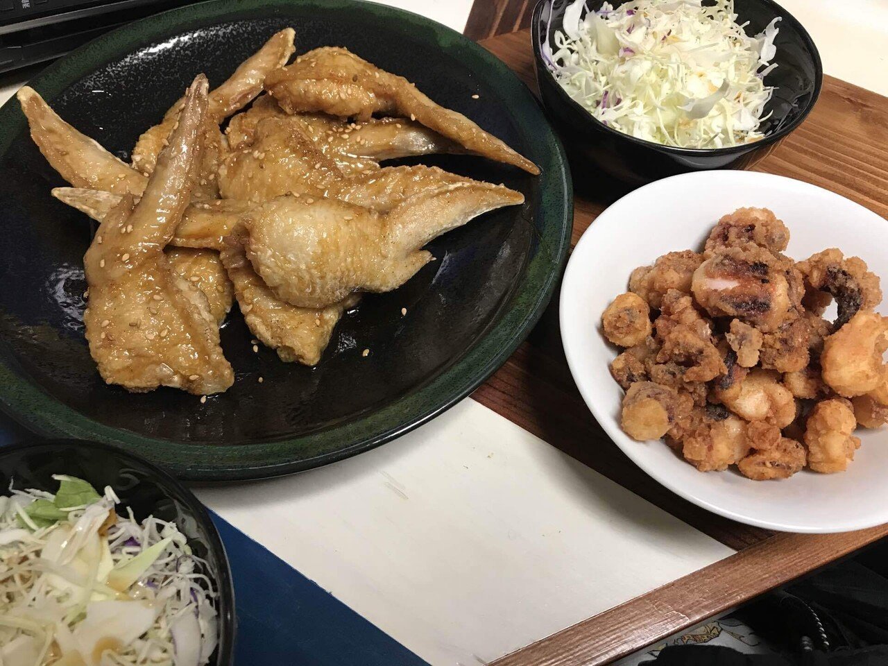 主夫ご飯 今日の夕食は手羽天とイカ下足唐揚げ 相方がチキン食べたいと言うことで手羽先のタレがあったので手羽先天ぷらに ご飯は無し その代わりに下戸の2人はダイエットコーラ W 子供か W たまには大人 キャットホース三世𓃠日々クリエイト Note