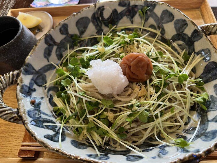 宮古島にて。「食彩かま田」の「彩り梅おろしぶっかけ蕎麦」。スプラウトたっぷりで美味し！