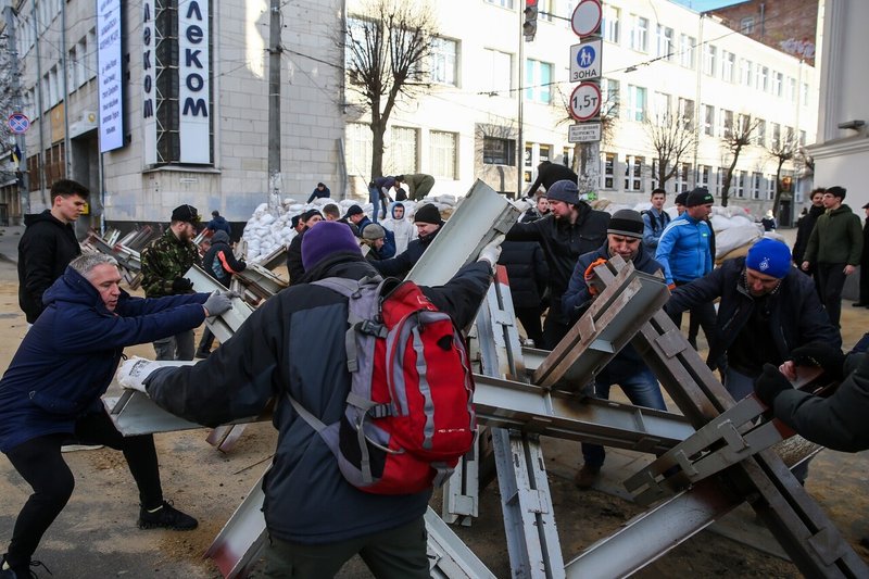 2月26日　ウクライナ　ジトミルでバリケードを築く人々