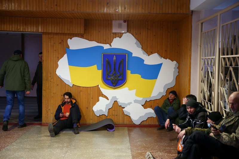 2月24日　シェルターとなる地下鉄駅のウクライナ国旗と紋章