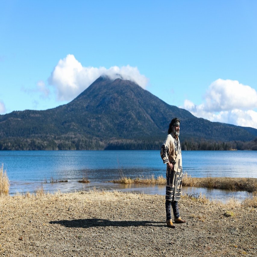 アイヌの画　朗郷作
日本の伝統的な掛軸 人物と犬 Amazon.co.jp: もっと知りたいアイヌの美術 (アート・ビギナーズ