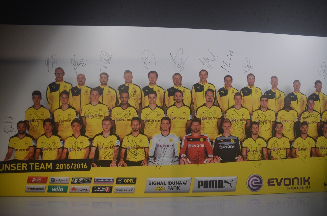 ドルトムントの選手の集合写真のパネルとサイン