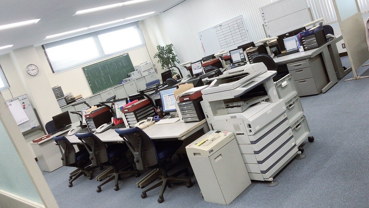 今日のスタジオは様々なシーンごとに部屋が分かれています ここは刑事課オフィスの撮影に使うことが多いスタジオです 本当に普段から使われているかのように細かいセットが並んでいます 今日も楽しく真剣に 嶋村吉洋 オリコン大株主の映画プロデューサー 今日のスタジオは様々なシーンごとに部屋が分かれています ここは刑事課オフィスの撮影に使うことが多いスタジオです 本当に普段から使われているかのように細かいセットが並んでいます 今日も楽しく真剣に 嶋村吉洋 オリコン大株主の映画プロデューサー