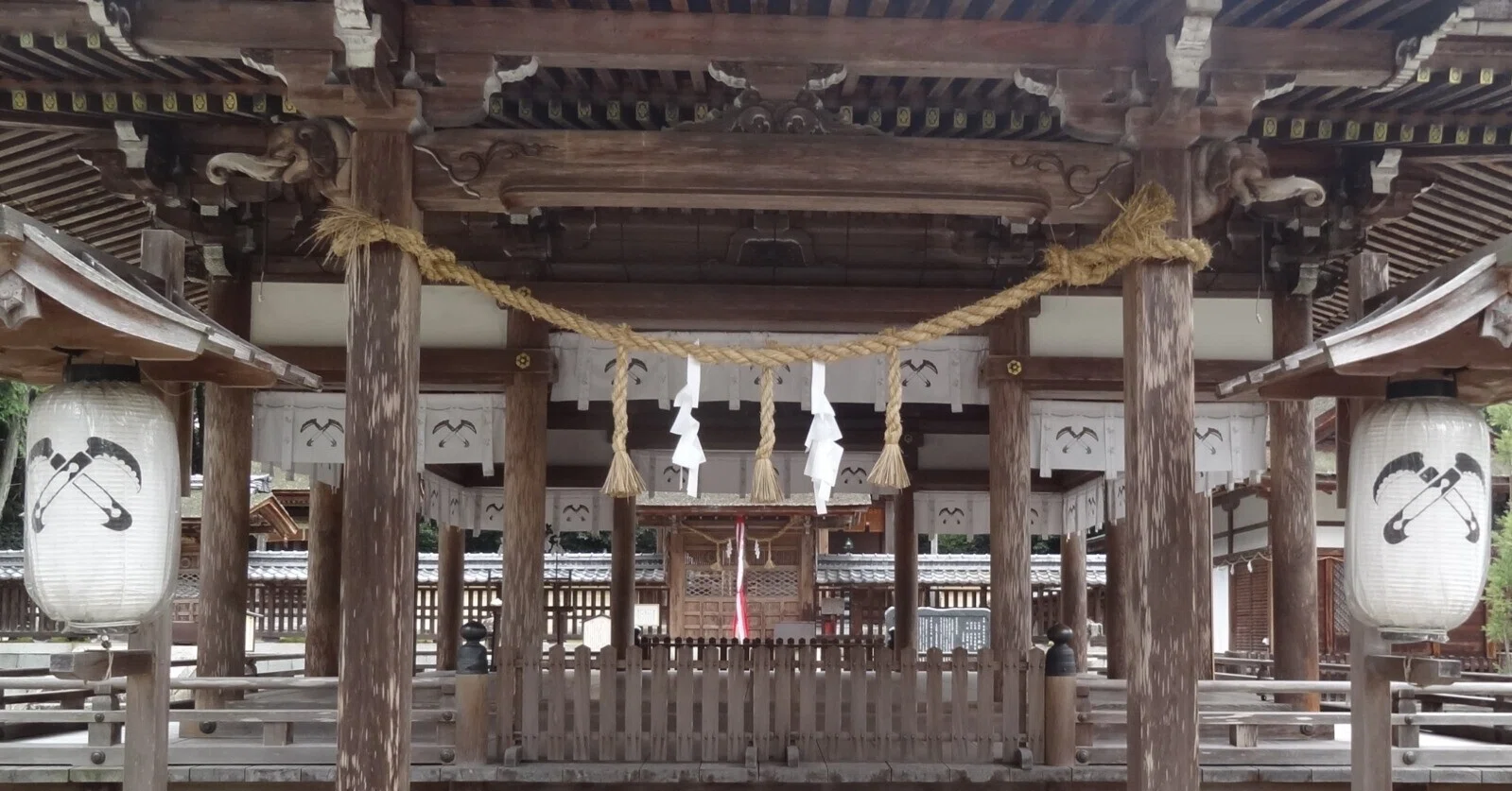 奥 石 神社