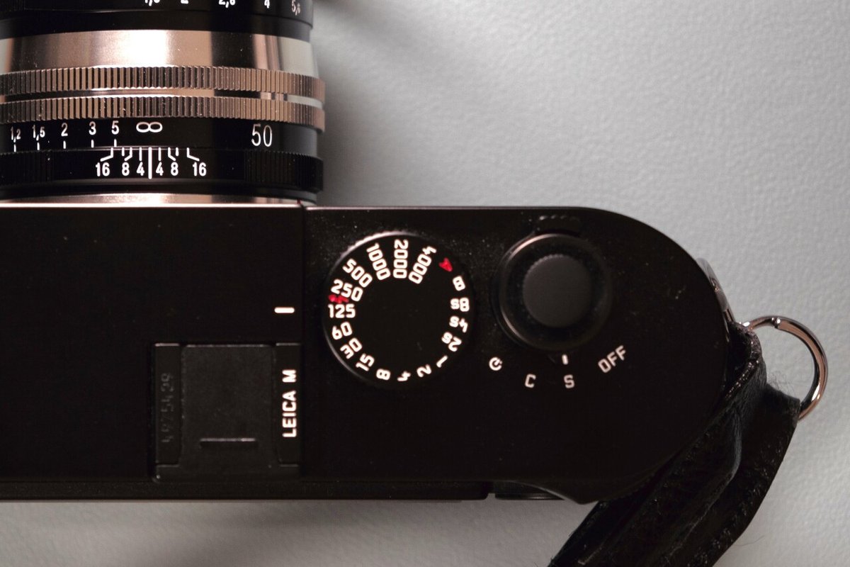 Leica (ライカ) レリーズボタン 8mm クローム　米カメラは付属しません レリーズボタン LEICA 8mm レッド / ライカオンラインストア