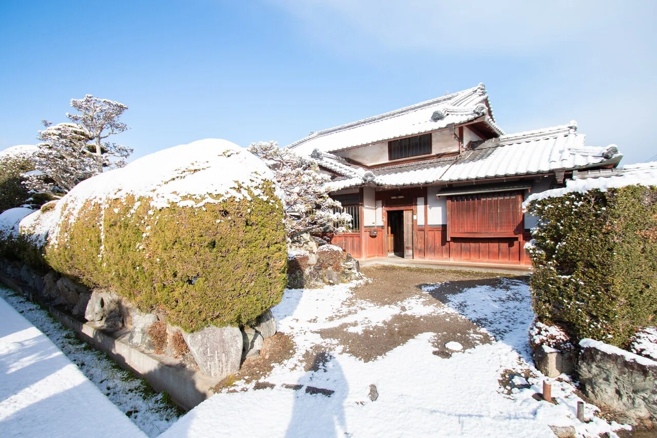 雪と京都新聞さん取材｜古民家 つぐみ 旧村田製瓦店