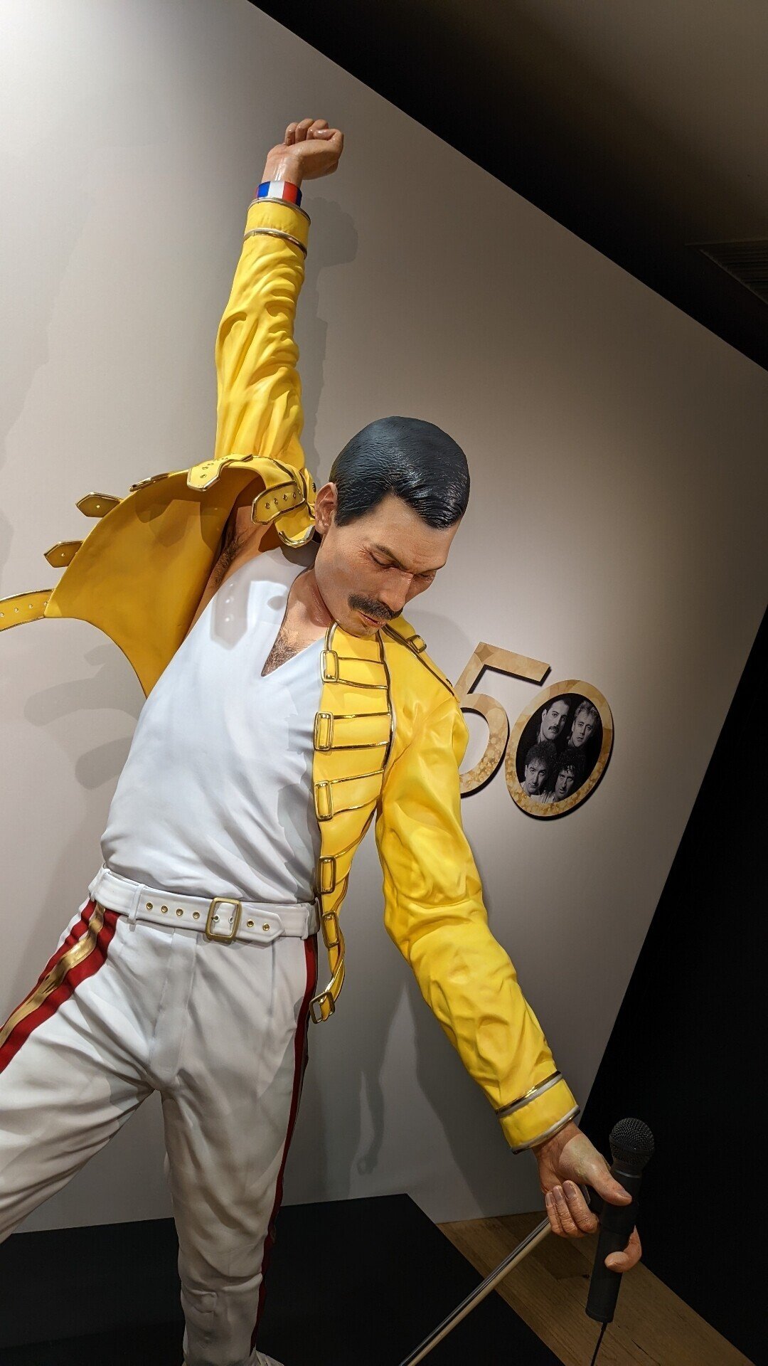 QUEEN 50周年展 - DON'T STOP ME NOW -』大丸梅田店|める