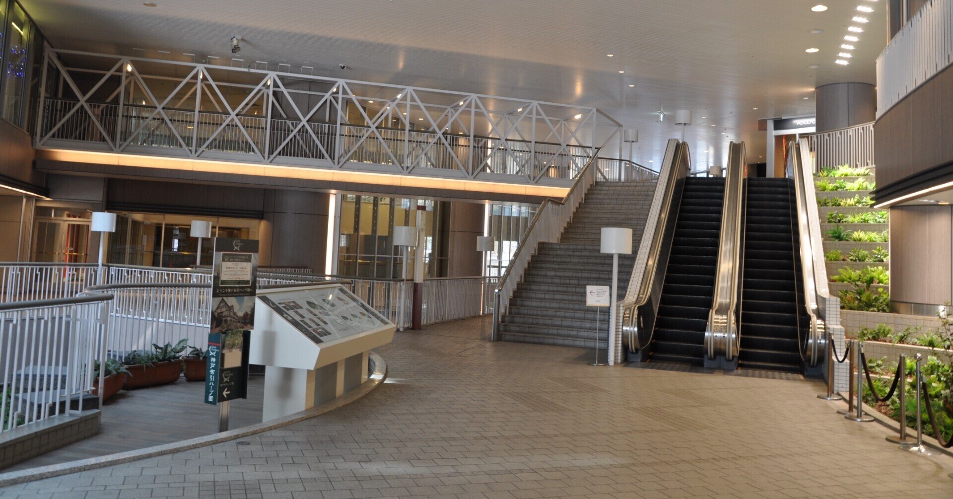 兵庫県神戸市、新神戸駅直結の巨大商業施設「コトノハコ神戸」には何が