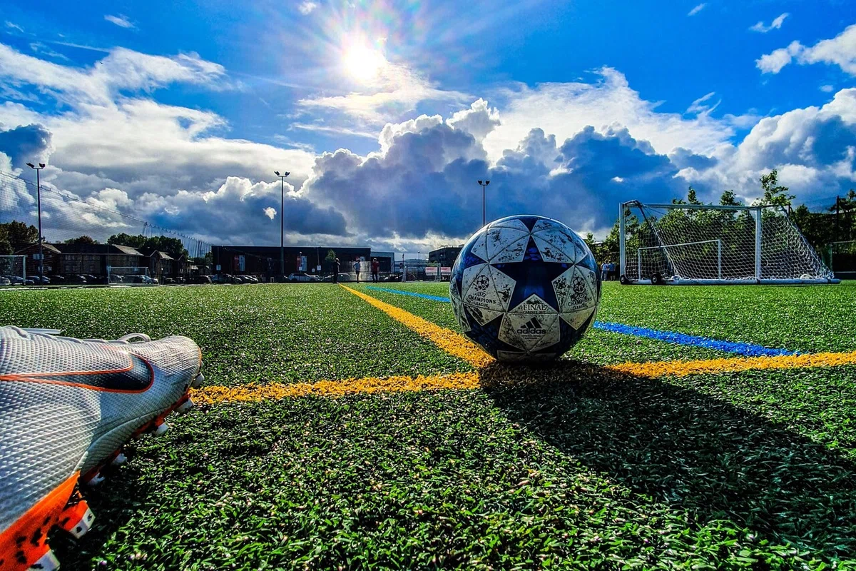 サッカーボールが転がっている様子