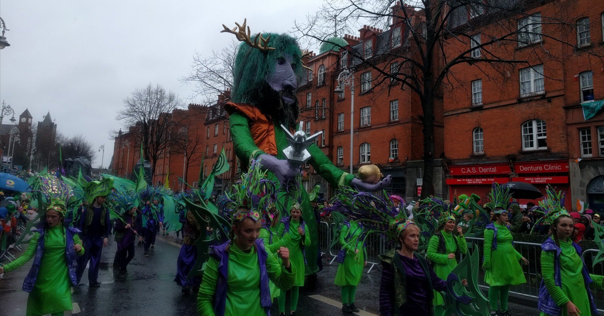聖パトリックデー 背景 アイルランド ラッキーグリーン シャムロック ゴールドコイン デコレーション 背景 ブラウン 木製ボード ア  Amazon.co.jp: 聖パトリックの日 グリーンガーランド アイリッシュドアとホームウォールデコレーション パーティー 聖パトリックデー 誕生  ...