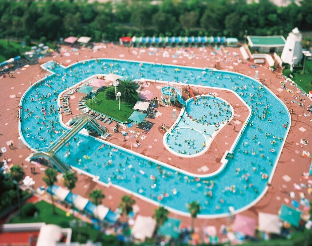 ミニチュアのように現実の世界を写し出す─本城直季初の大規模個展