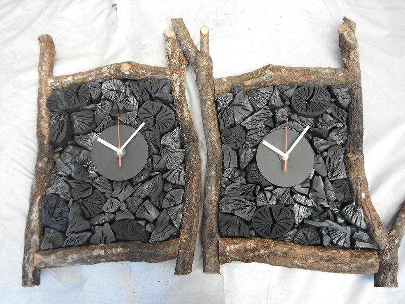 折った炭の断面を使った時計「優しい時間」