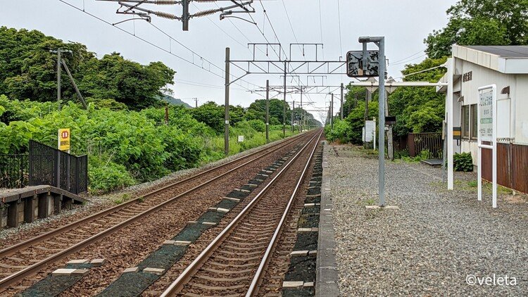 北海道らしい「真っすぐ」な線路。広大であること、そして発展していないことが感じられる景色。