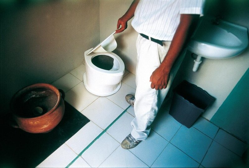 「乾式トイレ」は、地元のバリオ住民による水の使用量を大幅に削減