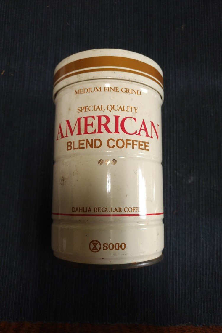 今朝古い缶詰の入った箱の下から見つけたコーヒー粉の缶詰。「そごう」とあるからお歳暮か何かだったのでしょうか。