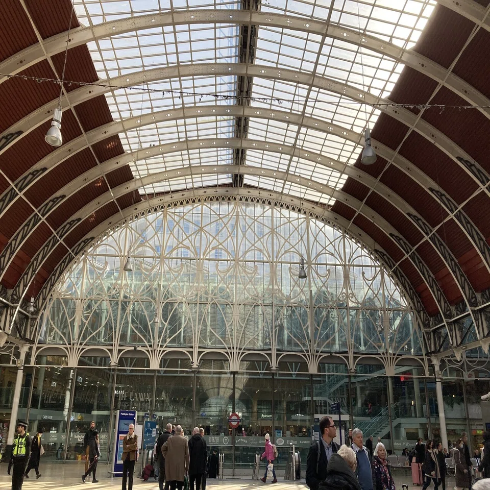 ロンドン・パディントン駅、熊のパディントンに会えるスポットは 