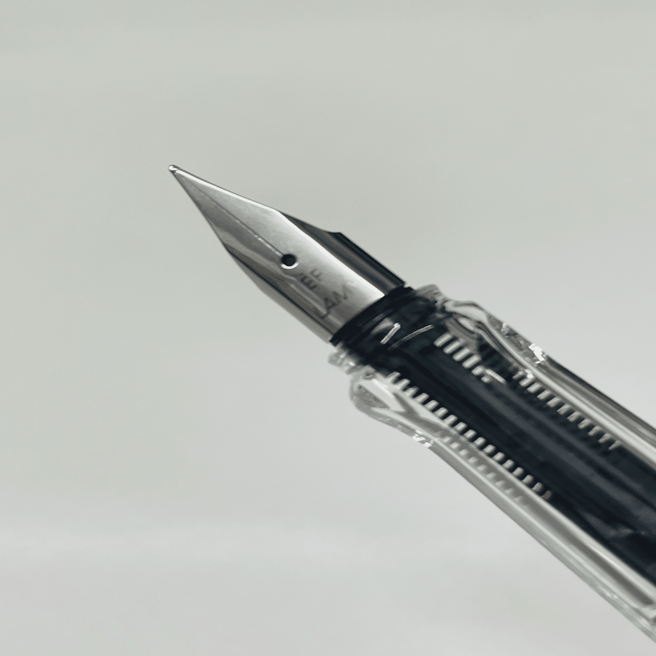 万年筆：LAMYサファリ スケルトン EF｜桑原和弘／100年経営理念