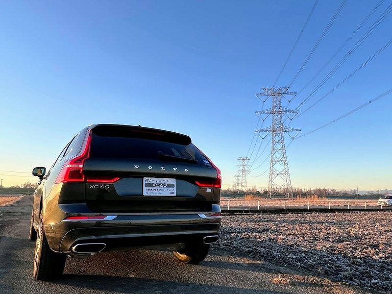 156ボルボ百景99電線と朝陽で輝くXC602