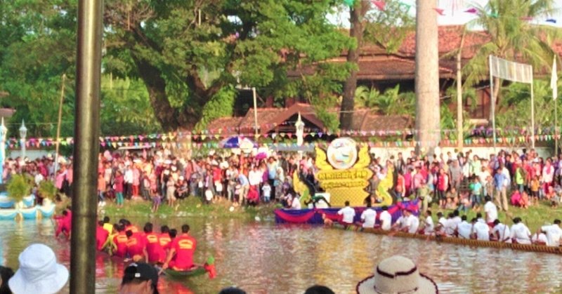 東南アジアの風景 (111) カンボジア｜シェムリアップの水祭りと薬草サウナ