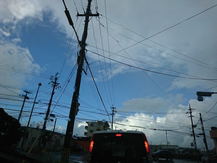 今朝、通勤途中の信号待ちにて。
凄い雨降りでワイパーもマックスなのに、信号の向こうは青空！