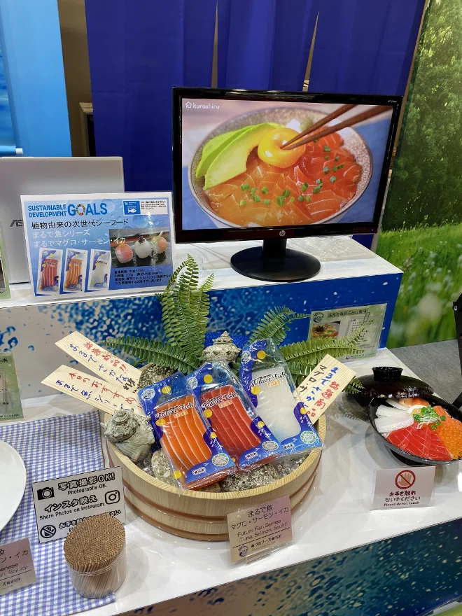 まるで