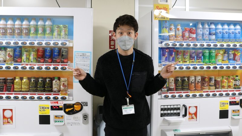 ⑨エシカル写真(鈴木さんと自動販売機)2