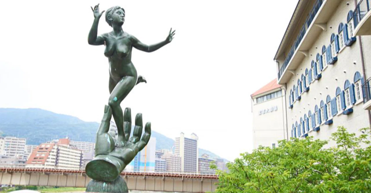 宝塚市「愛の手の裸婦像」が問うパブリックアートにおける男性目線と 