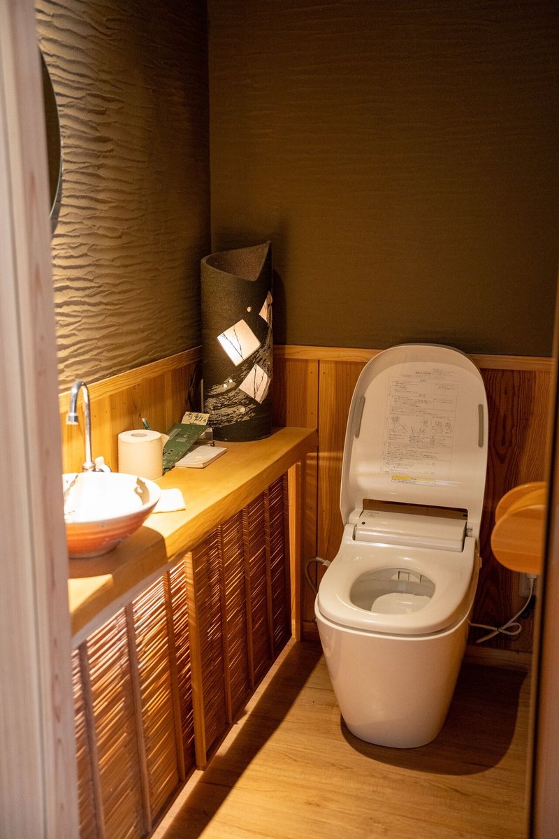 取材されたというトイレがこちら。壁は漆喰でカウンターやペーパーホルダーなどは木製で豪華です。