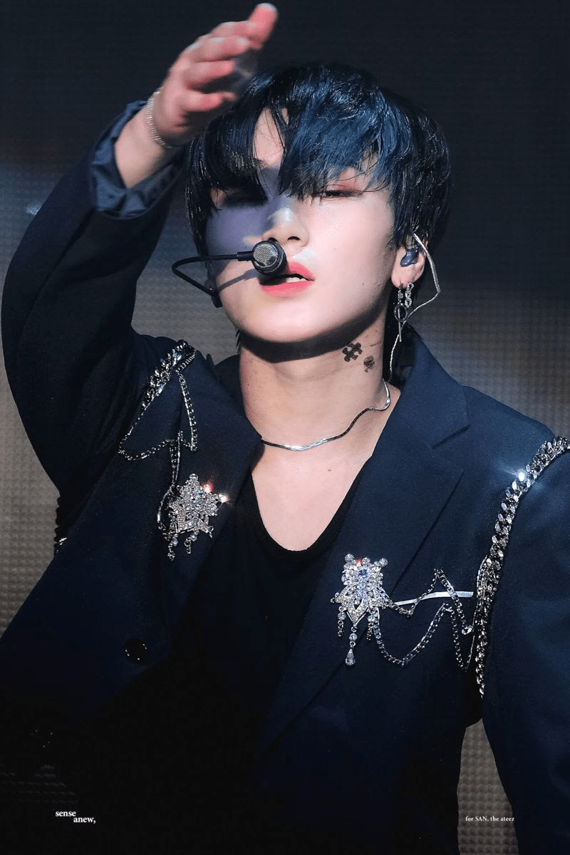 ATEEZのステージの天才、サンがVOGUE KOREAのステージでキャラクターに