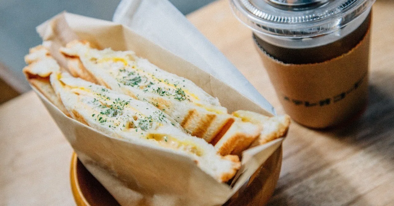 食パンに具材を挟んで焼くだけ。バウルーで作るホットサンドが美味し