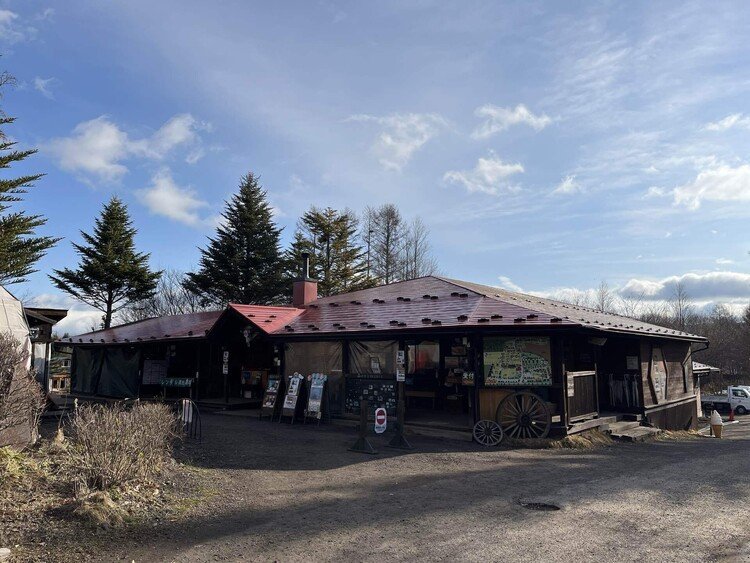 おはようございます。本日の天気は晴れ、風が強く吹く予報ですのでテント設営、火の取り扱いや物が飛ばされないようご注意ください。