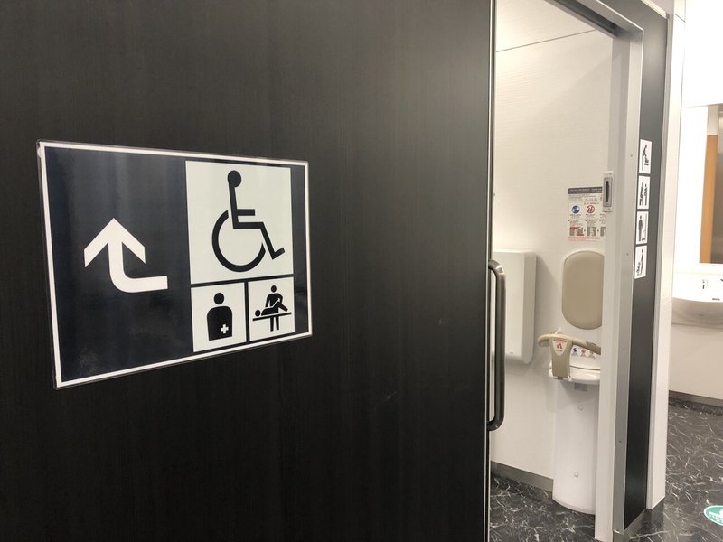 成田空港のUDトイレ　ピクトの矢印が少し謎