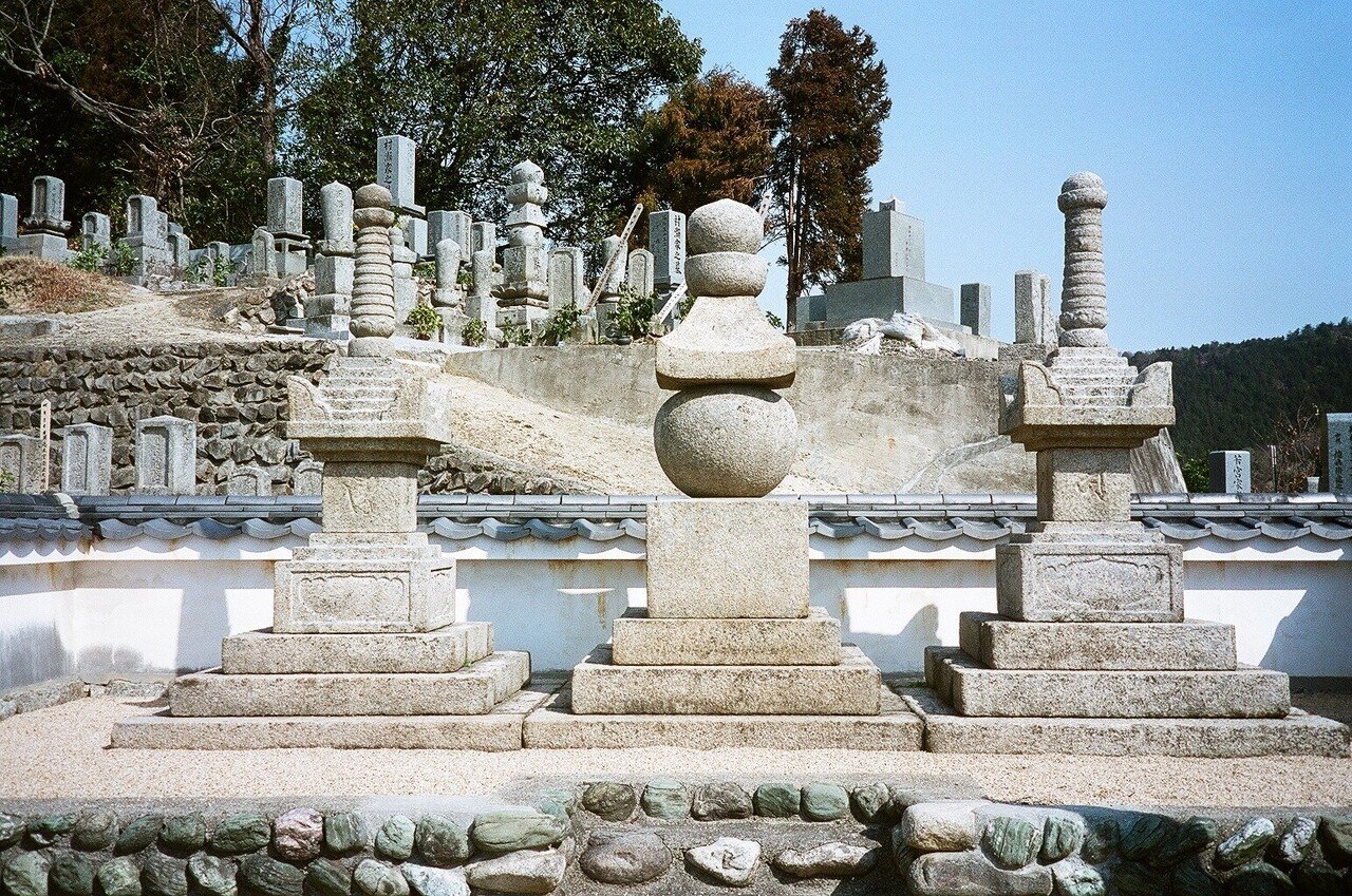 中国・四国・九州地方の石造物⑳：乗禅寺五輪塔・宝篋印塔群｜綾