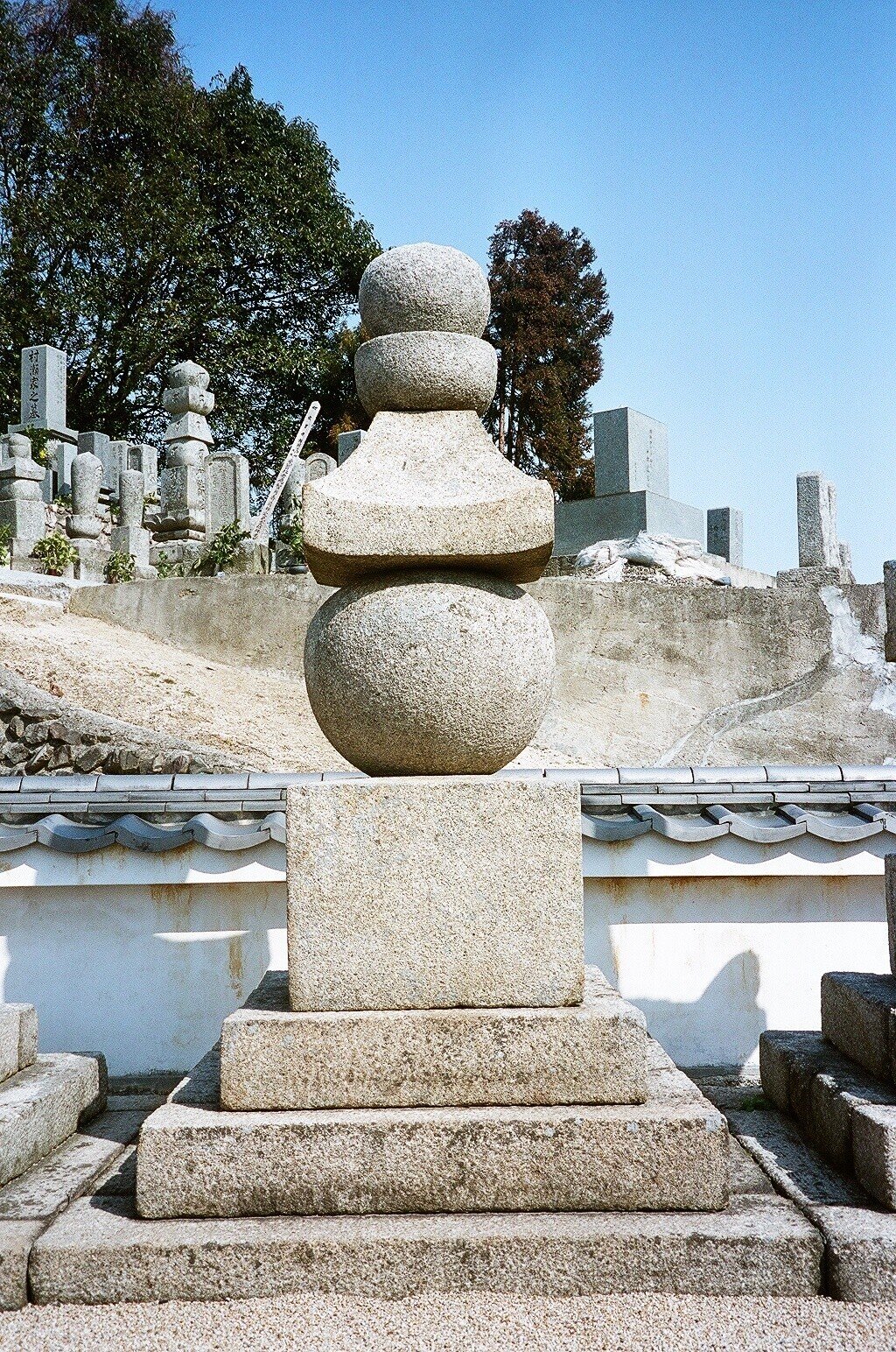 中国・四国・九州地方の石造物⑳：乗禅寺五輪塔・宝篋印塔群｜綾