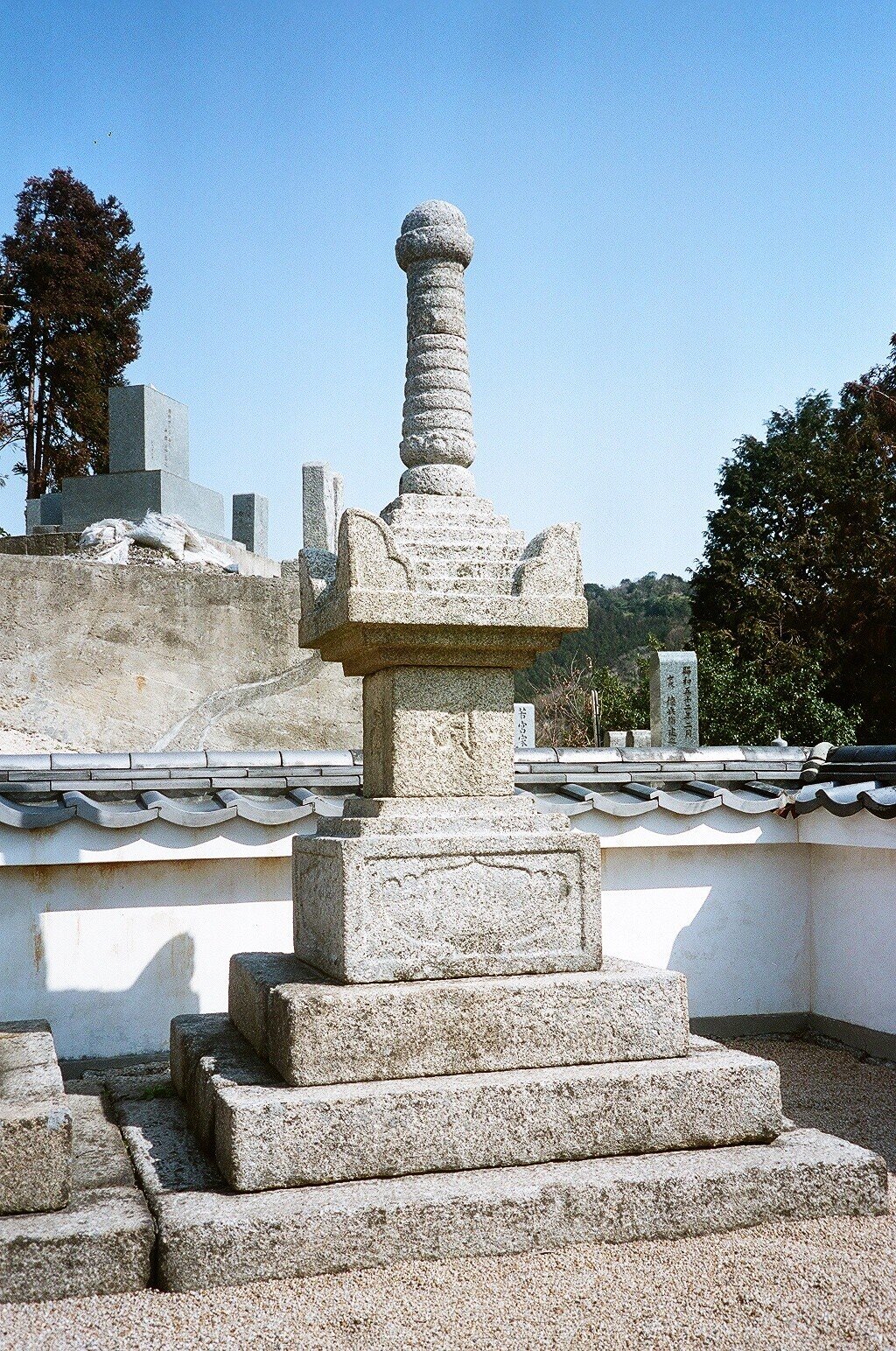 中国・四国・九州地方の石造物⑳：乗禅寺五輪塔・宝篋印塔群｜綾