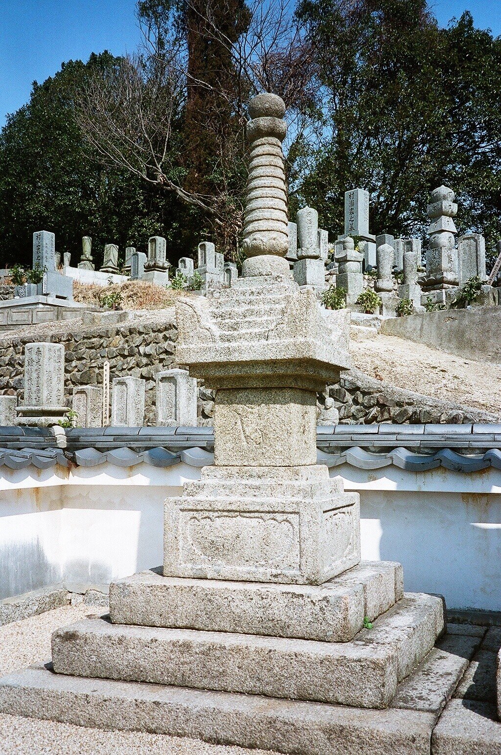 中国・四国・九州地方の石造物⑳：乗禅寺五輪塔・宝篋印塔群｜綾