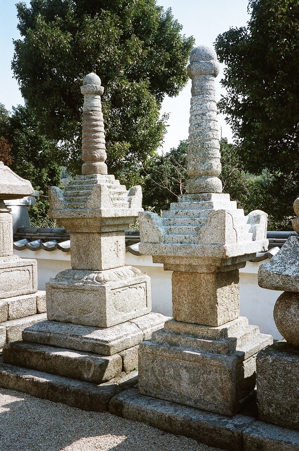 中国・四国・九州地方の石造物⑳：乗禅寺五輪塔・宝篋印塔群｜綾