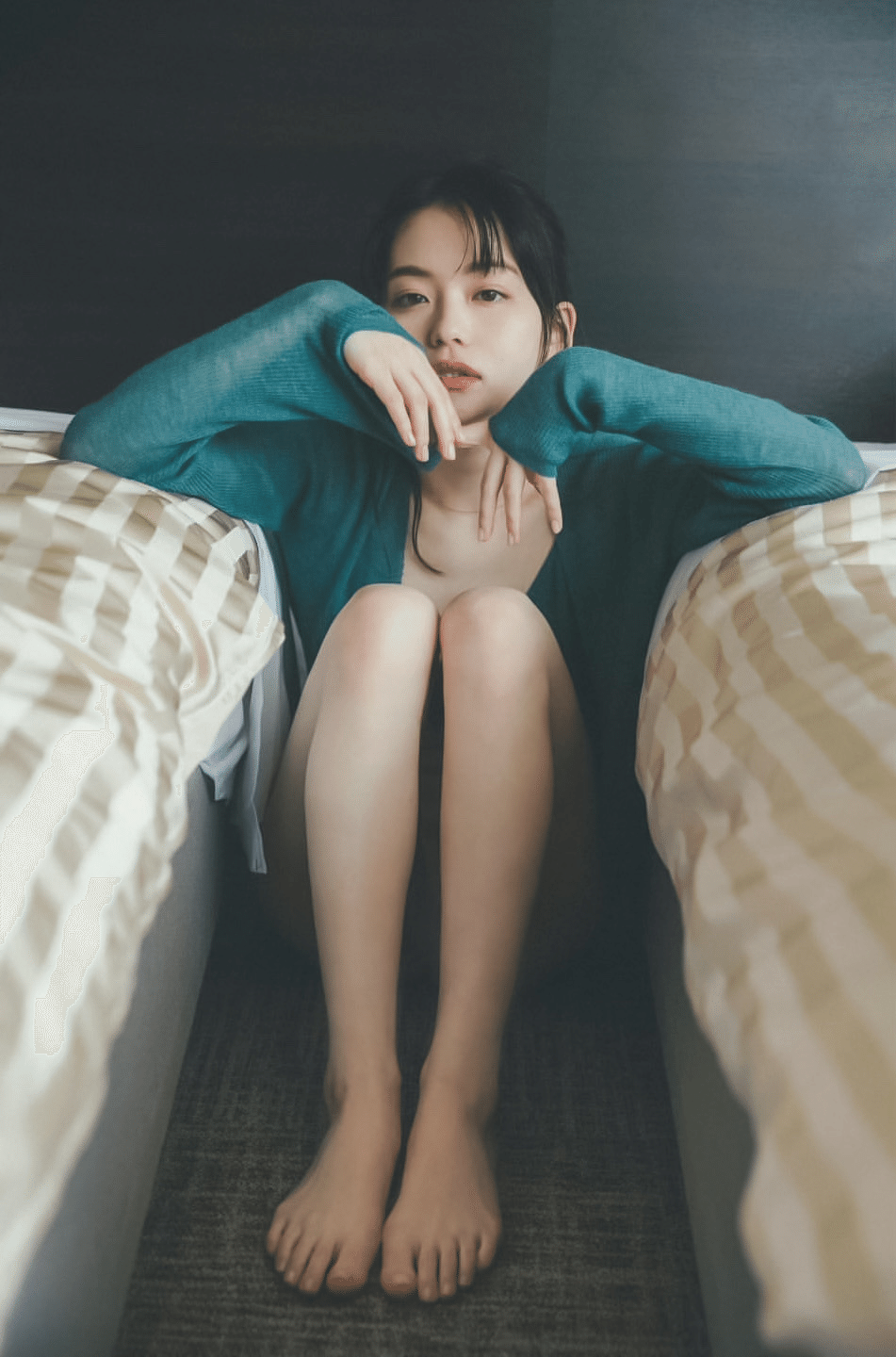 山田 杏奈 脚