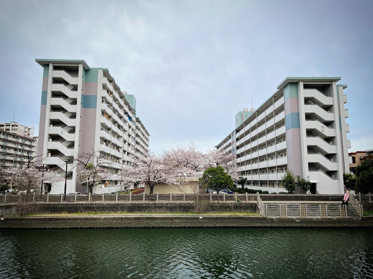 朝礼 段違いの団地 団地 やビルや見るとき 建物を消して空中に浮かぶ数百人の人間をイメージするという遊びをよくします 想像力とは脳内の視力 今日はマンガ マンガ 似顔絵 似顔絵 イラストで本気出す 鼻が にぎりこぷし Note