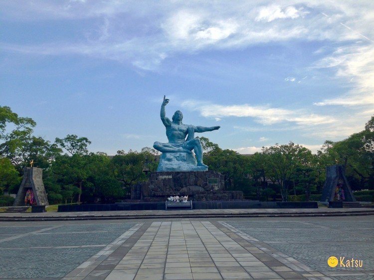 熊本、長崎の順で。平和公園の平和祈念像にて。