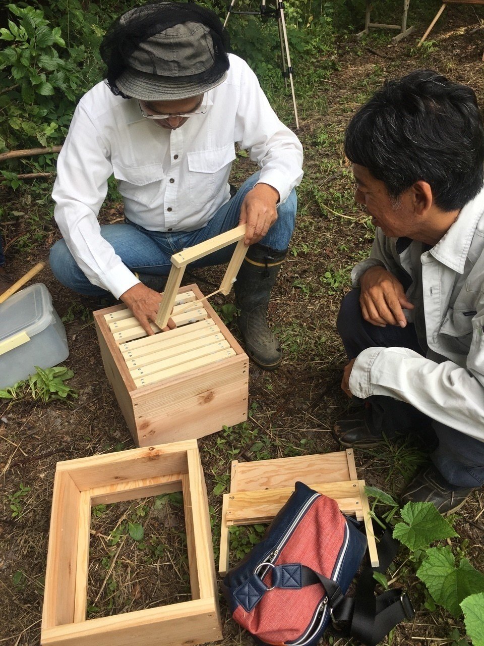 日本ミツバチ巣枠式の巣箱の勉強会｜shanthi-usui
