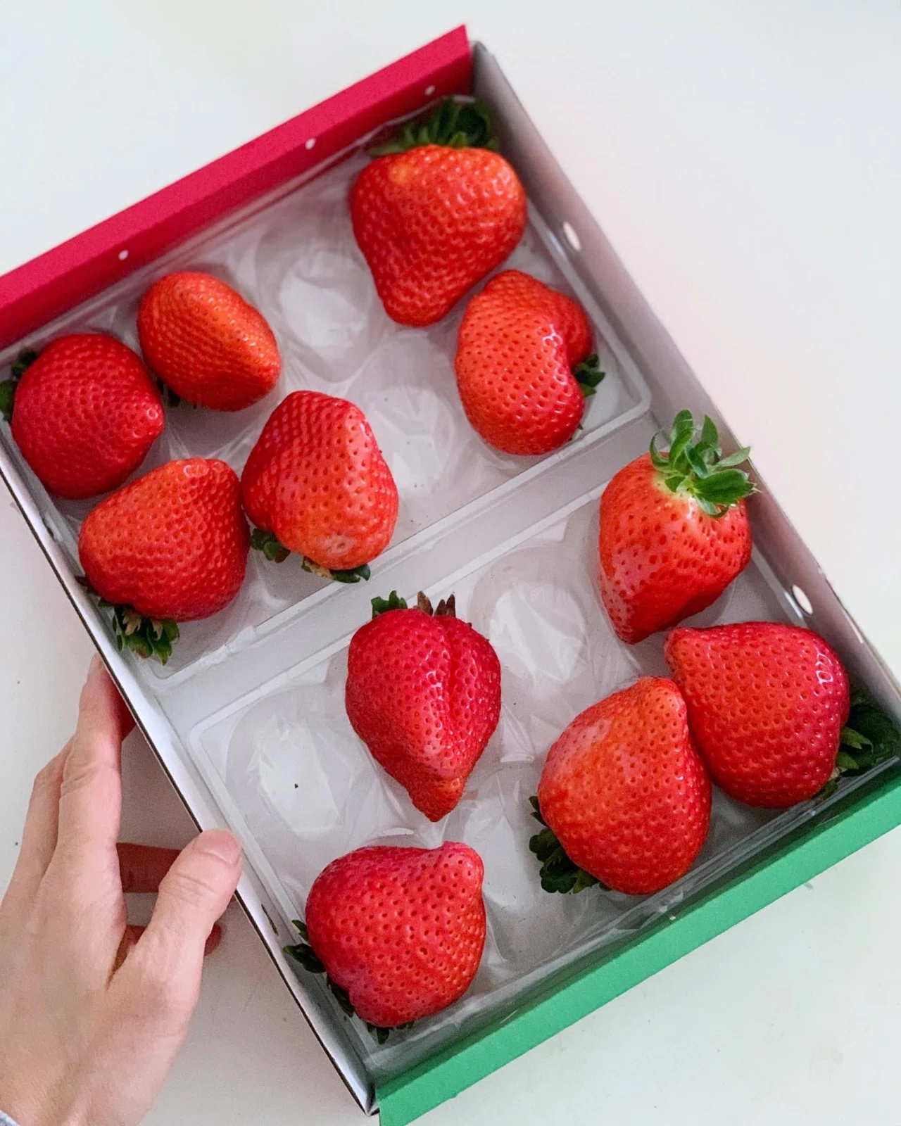 100g per strawberry? Two sweets to enjoy large strawberries